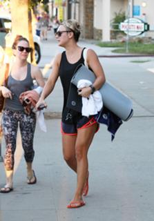 Kaley Cuoco feet photo thumbnail