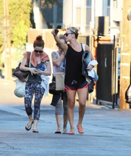 Kaley Cuoco feet photo thumbnail