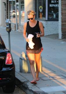 Kaley Cuoco feet photo thumbnail