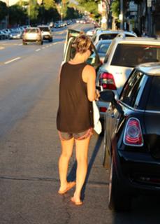 Kaley Cuoco feet photo thumbnail