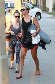 Kaley Cuoco feet photo thumbnail