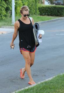 Kaley Cuoco feet photo thumbnail