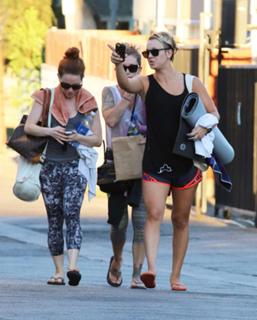 Kaley Cuoco feet photo thumbnail