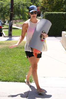 Kaley Cuoco feet photo thumbnail
