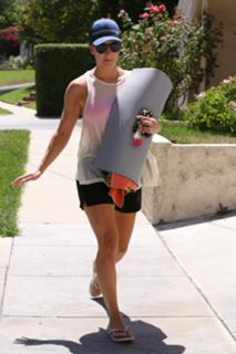 Kaley Cuoco feet photo thumbnail