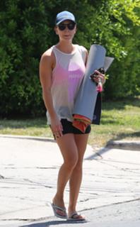 Kaley Cuoco feet photo thumbnail
