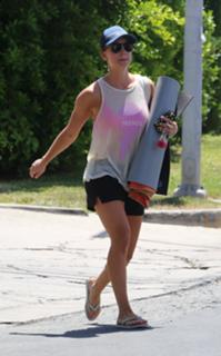 Kaley Cuoco feet photo thumbnail