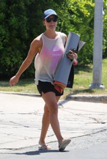 Kaley Cuoco feet photo thumbnail