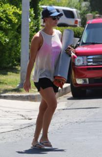 Kaley Cuoco feet photo thumbnail