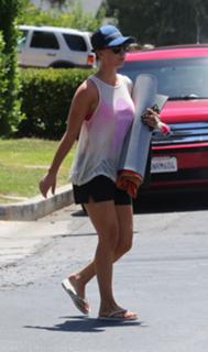 Kaley Cuoco feet photo thumbnail