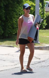 Kaley Cuoco feet photo thumbnail