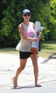Kaley Cuoco feet photo thumbnail