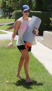 Kaley Cuoco feet photo thumbnail