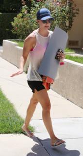 Kaley Cuoco feet photo thumbnail