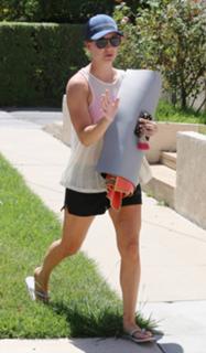 Kaley Cuoco feet photo thumbnail