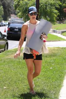 Kaley Cuoco feet photo thumbnail
