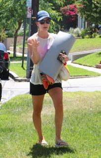 Kaley Cuoco feet photo thumbnail