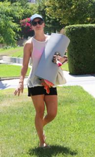 Kaley Cuoco feet photo thumbnail