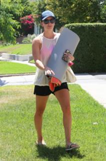 Kaley Cuoco feet photo thumbnail