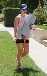 Kaley Cuoco feet photo thumbnail