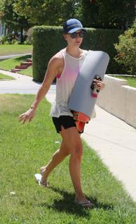 Kaley Cuoco feet photo thumbnail