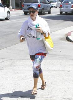 Kaley Cuoco feet photo thumbnail