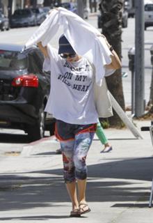Kaley Cuoco feet photo thumbnail