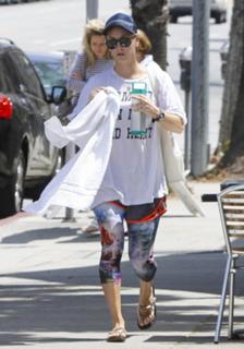 Kaley Cuoco feet photo thumbnail