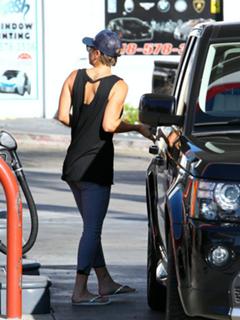 Kaley Cuoco feet photo thumbnail