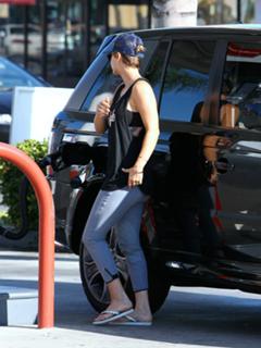 Kaley Cuoco feet photo thumbnail