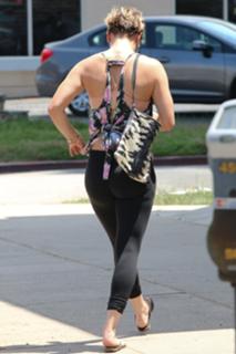 Kaley Cuoco feet photo thumbnail