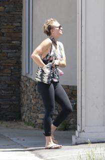 Kaley Cuoco feet photo thumbnail