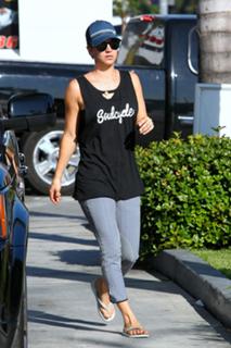 Kaley Cuoco feet photo thumbnail