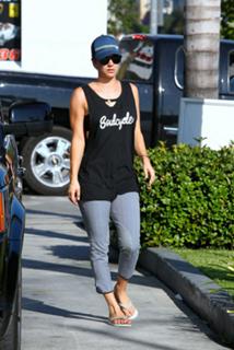 Kaley Cuoco feet photo thumbnail