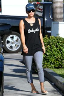 Kaley Cuoco feet photo thumbnail