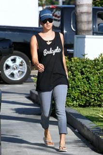 Kaley Cuoco feet photo thumbnail