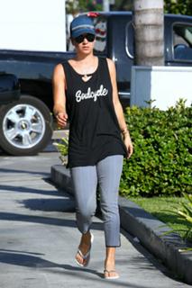 Kaley Cuoco feet photo thumbnail