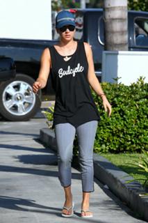 Kaley Cuoco feet photo thumbnail