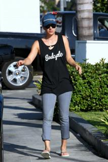 Kaley Cuoco feet photo thumbnail