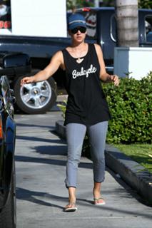 Kaley Cuoco feet photo thumbnail
