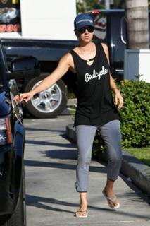 Kaley Cuoco feet photo thumbnail