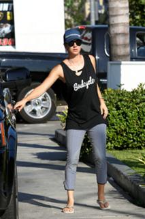 Kaley Cuoco feet photo thumbnail