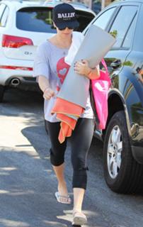 Kaley Cuoco feet photo thumbnail