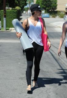Kaley Cuoco feet photo thumbnail