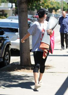 Kaley Cuoco feet photo thumbnail