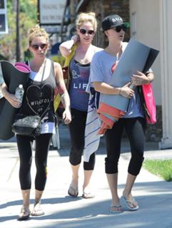 Kaley Cuoco feet photo thumbnail