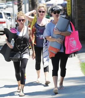 Kaley Cuoco feet photo thumbnail