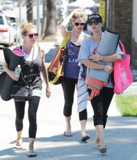 Kaley Cuoco feet photo thumbnail