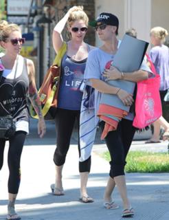 Kaley Cuoco feet photo thumbnail