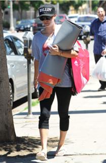 Kaley Cuoco feet photo thumbnail